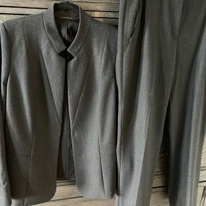 Stunning Elie Tahari signature piece! ❤️